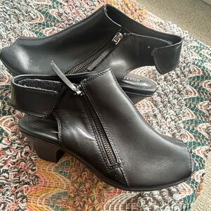 Women’s Earth Kristy Wide peep toe black leather boots. Size 8D. Gorgeous shoes!